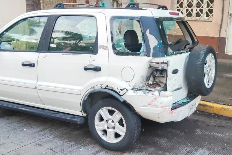 ¡CAMIÓN DE PASAJE LE PEGA A CAMIONETA Y SE DIO A LA FUGA!