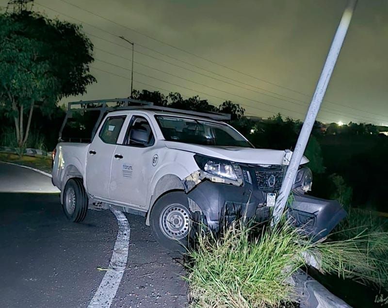 ¡CAMIONETA SE ESTRELLÓ CONTRA LUMINARIA EN CABEZA OLMECA!