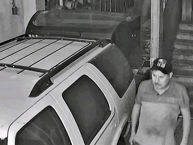 ¡CORRETEAN A CRISTALERO CUANDO ABRÍA UNA CAMIONETA!