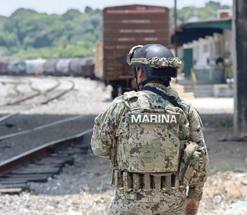 ¡MUEREN 4 MARINOS AL CAER CAMIONETA A RÍO!