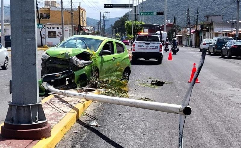 ¡IBA VOLANDO Y DERRIBÓ UN POSTE Y CÁMARAS DEL C4 EN NOGALES!