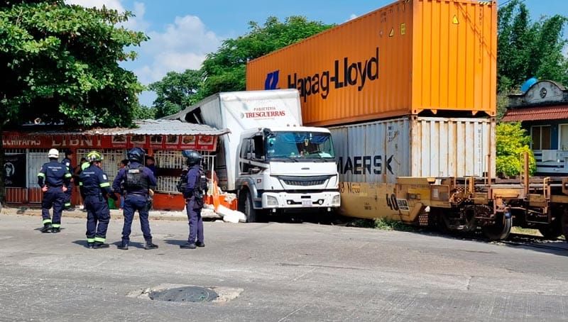 ¡TREN EMBISTE CAMIÓN DE PAQUETERÍA EN CÓRDOBA!
