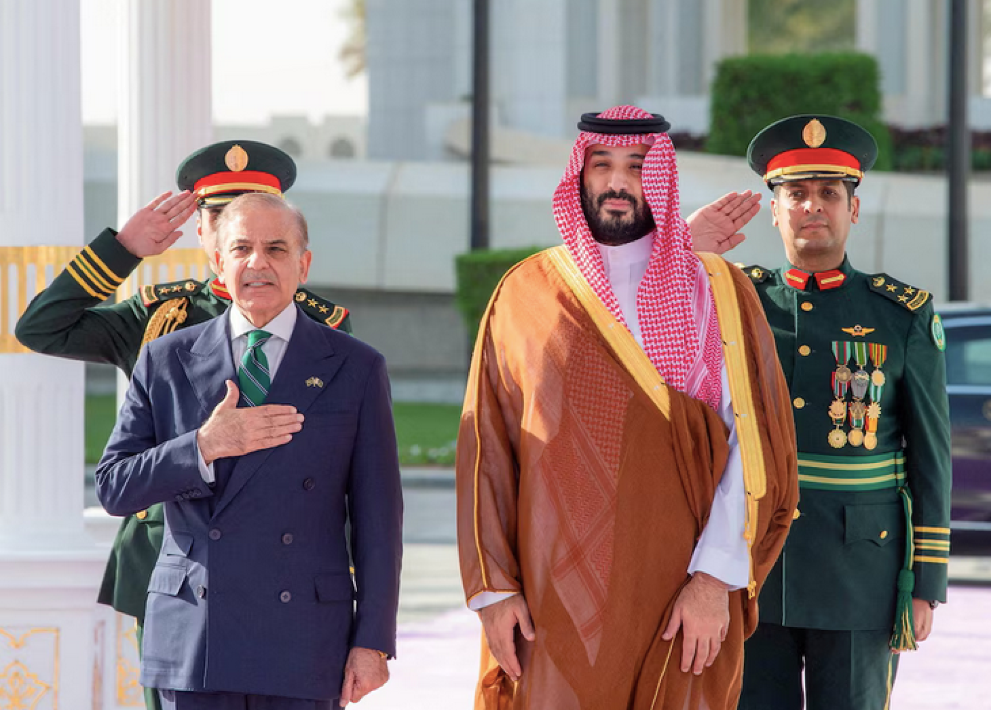 ¡EL PRIMER MINISTRO DE PAKISTÁN VIAJA A ARABIA SAUDITA!