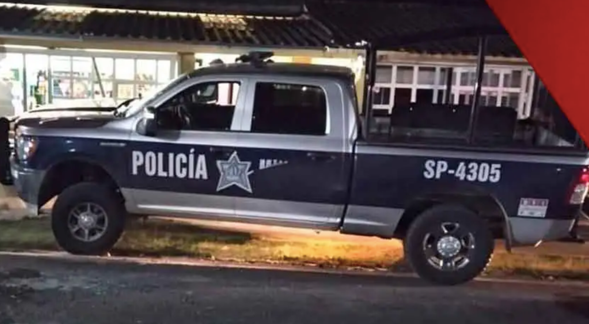 ¡POLICÍAS FIESTEROS ESTRELLAN PATRULLA CONTRA TIENDA DE ABARROTES!