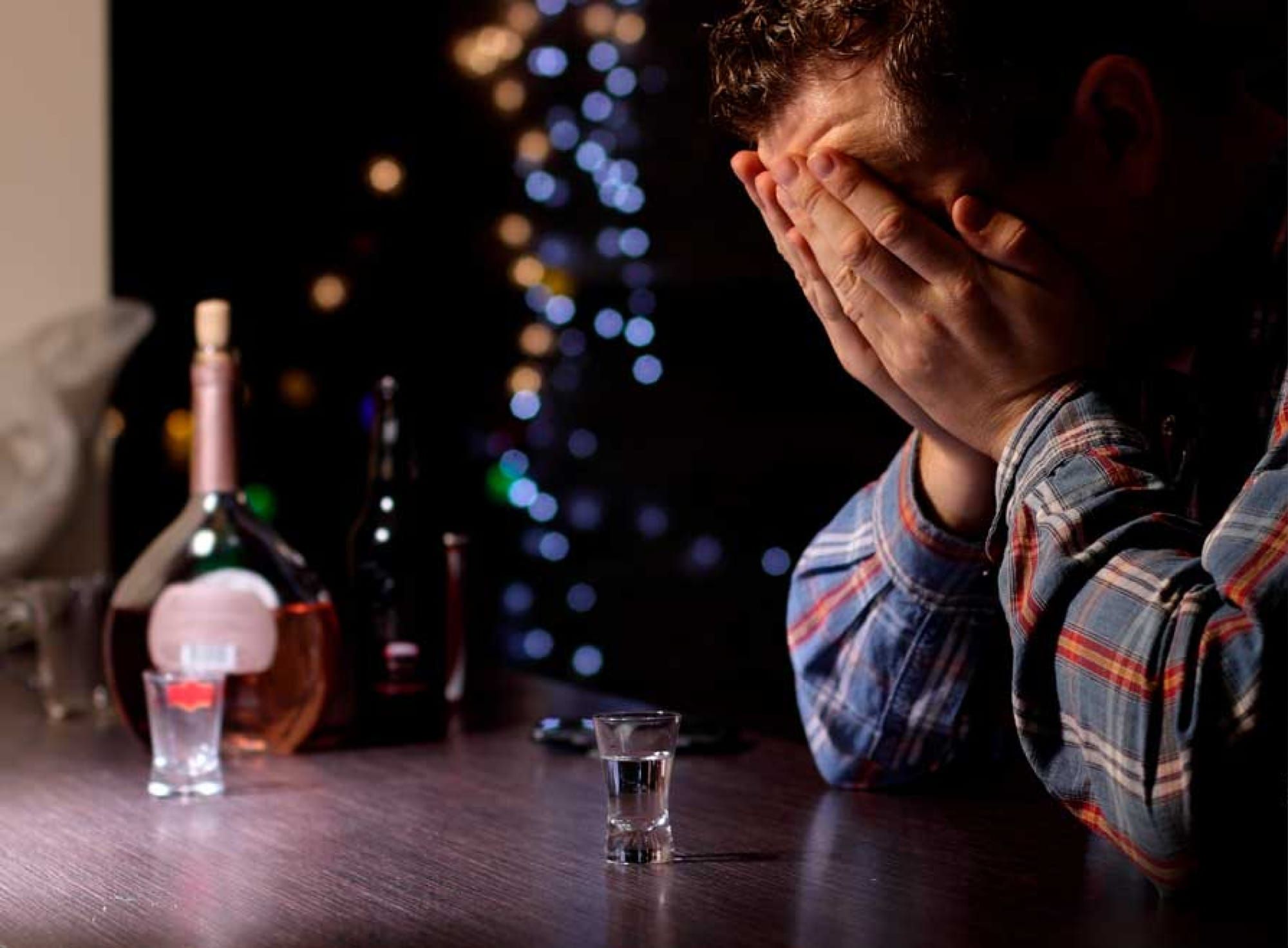 ¡DROGAN A ANIMADOR DE FIESTAS Y LE VACÍAN LA CASA!
