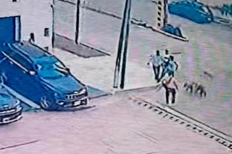 ¡ESCOLTAS DEL ALCALDE DE COATZA AGREDEN Y DETIENEN A CIUDADANO! - *Vecinos dieron a conocer un video del momento en que se ve la agresión a un joven que paseaba a unos perros