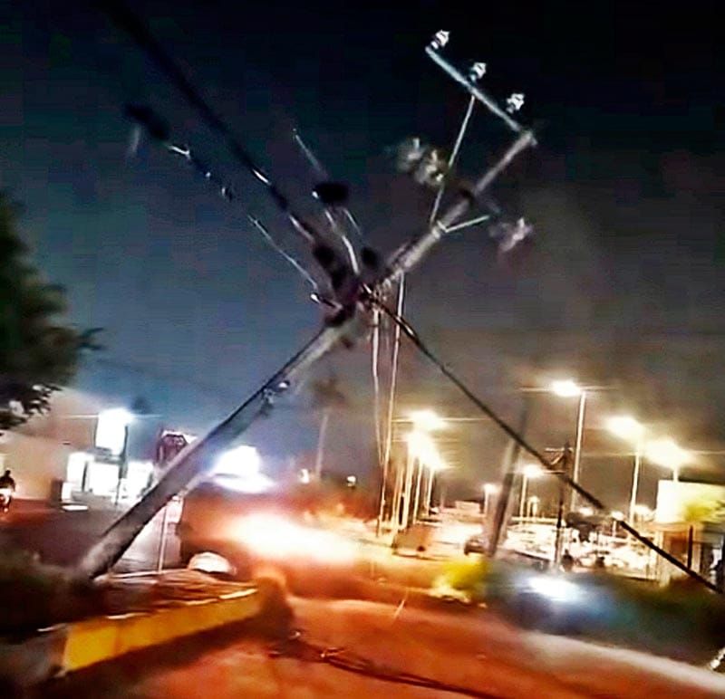 ¡CAMIONETA DERRIBÓ POSTE DE CFE!