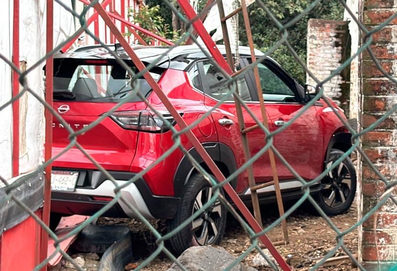 ¡CAMIONETÓN “VOLÓ” Y CHOCÓ CONTRA GRANJA EN IXTACZOQUITLÁN!