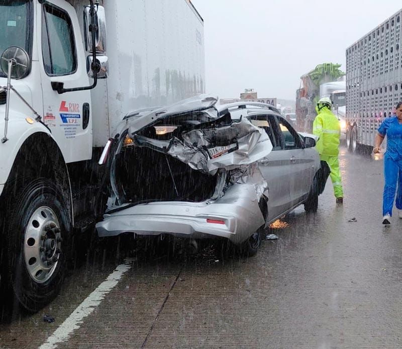 ¡CARAMBOLA EN LA AUTOPISTA Y DEJÓ CINCO LESIONADOS!