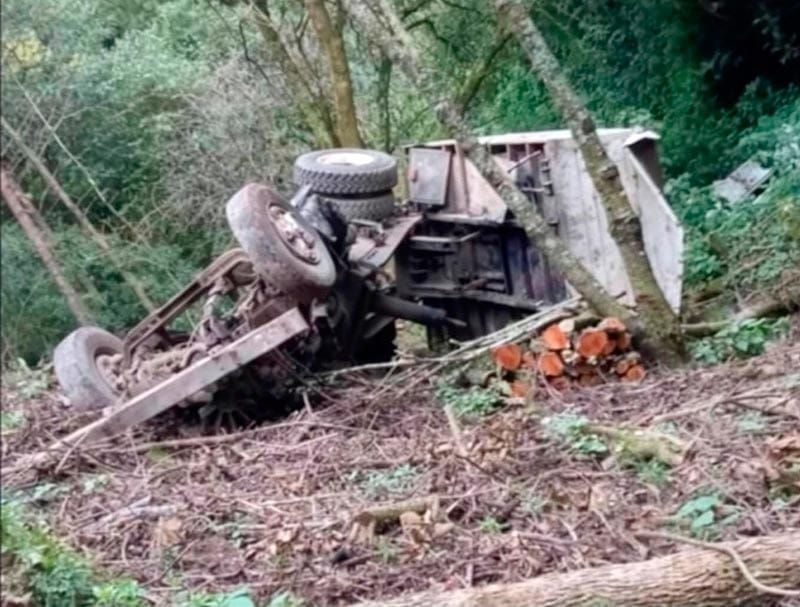 ¡CHOFER MUERE AL CAER A BARRANCO DE MÁS DE 50 METROS EN ASTACINGA!
