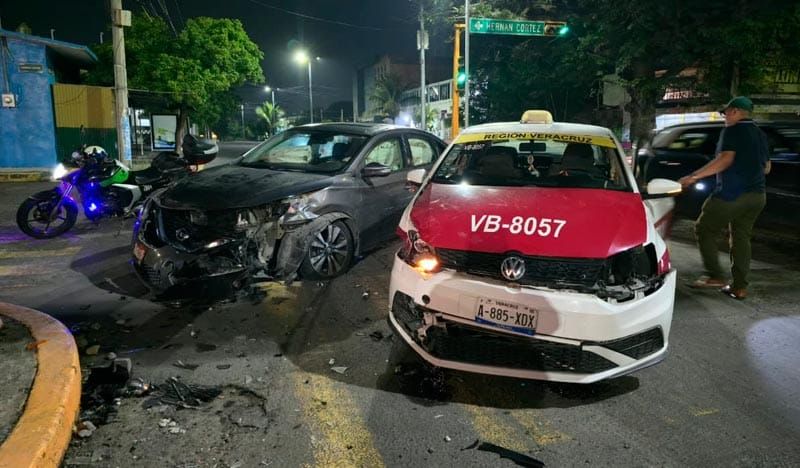 ¡CONDUCTORA LE PEGA A TAXI!