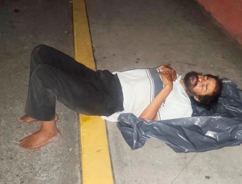 ¡PIDEN ATENCIÓN PARA HOMBRE EN SITUACIÓN DE CALLE!