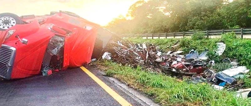 ¡SE VOLTEÓ “MOSTRUO” CARGADO CON CHATARRA!