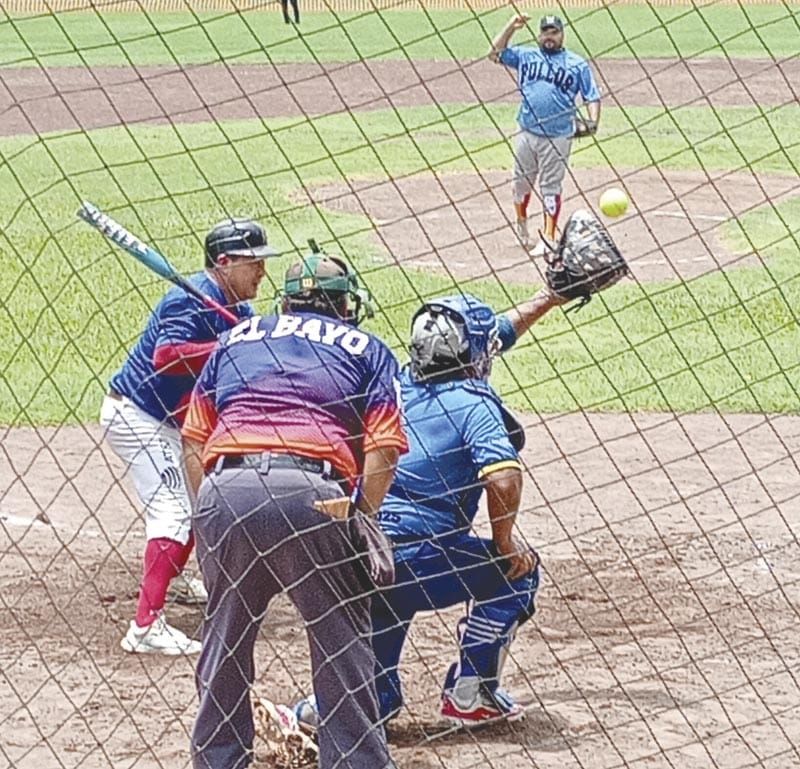 ¡NOTARIA ENFRENTA A SÚPER POLLOS EN EL SOFTBOL!