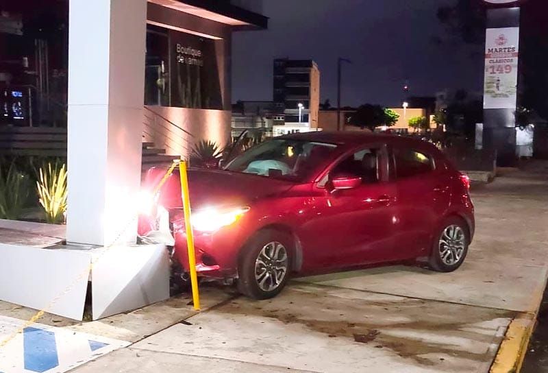 ¡SE ESTRELLAN CONTRA ANUNCIO DE AGENCIA DE AUTOS EN COSTA DE ORO!