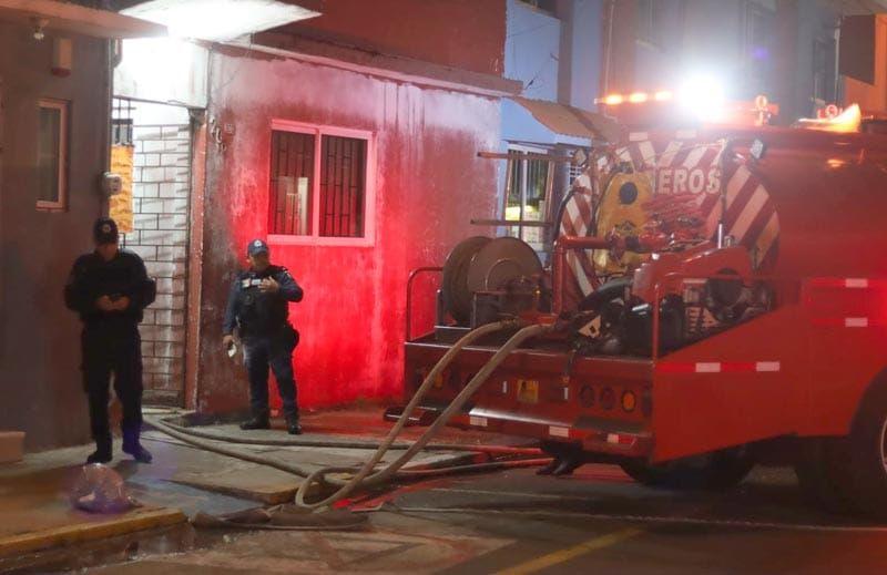¡SE INCENDIA VIVIENDA EN JUAN SOTO Y PINO SUÁREZ!
