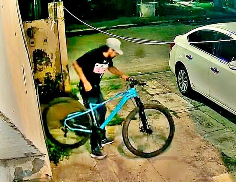 ¡“RATA DE DOS PATAS” ROBÓ BICI EN LAGOS DE PUENTE MORENO!