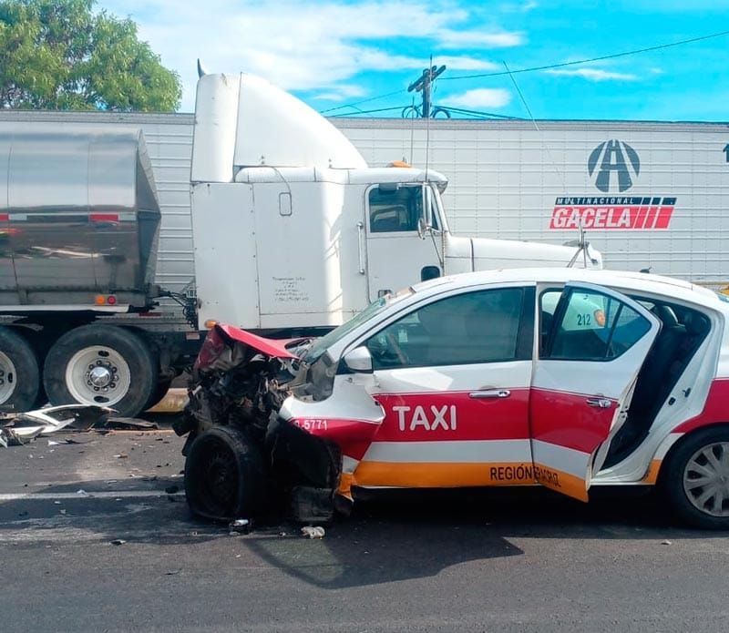¡TAXI SE ESTRELLÓ CONTRA PIPA ESTACIONADA!