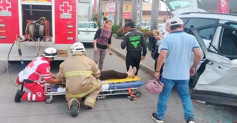 ¡EL OSITO BIMBO SE PASA EL ALTO EMBISTE A UN SEAT Y ABUELITA QUEDÓ PRENSADA!