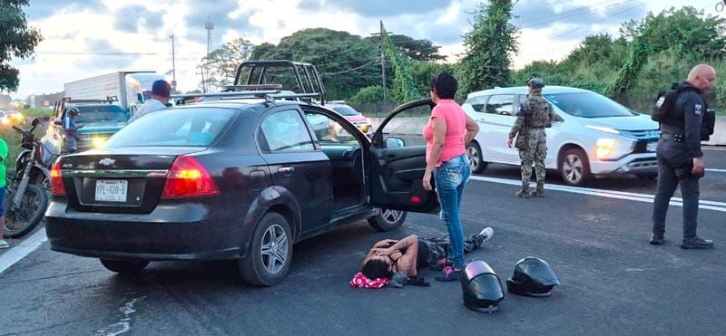 ¡MATRIMONIO CAE DE LA MOTO POR FALLA MECÁNICA!