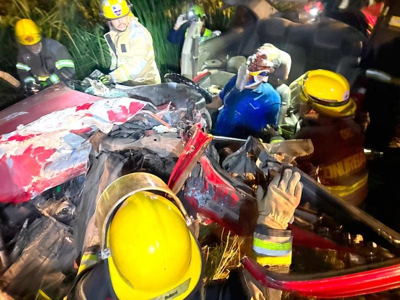 ¡CARRETERAZO: 6 HERIDOS! - CAMIONETA DE CFE SE IMPACTO DE FRENTE CONTRA FAMILIA