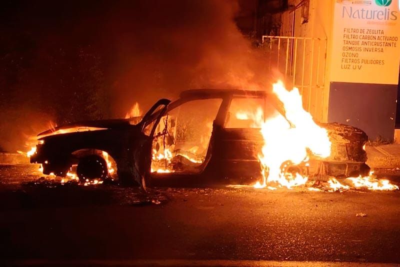 ¡SE CHAMUSCÓ TAXI EN EL COYOL!