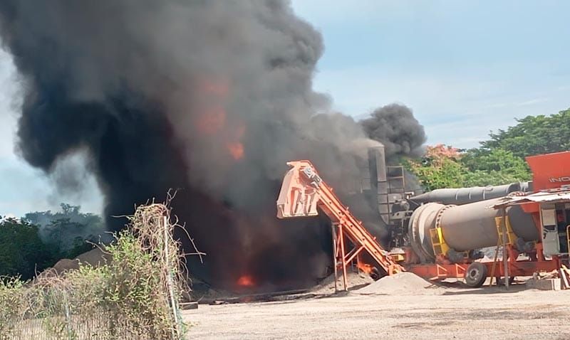 ¡SE LES PRENDIÓ LA ASFALTADORA! - EN LA CARRETERA SANTA FE-PASO DEL TORO