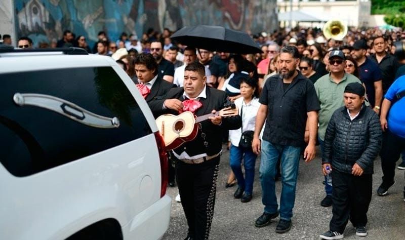 ¡Y LO DESPIDEN! - CON APLAUSOS Y MARIACHIS