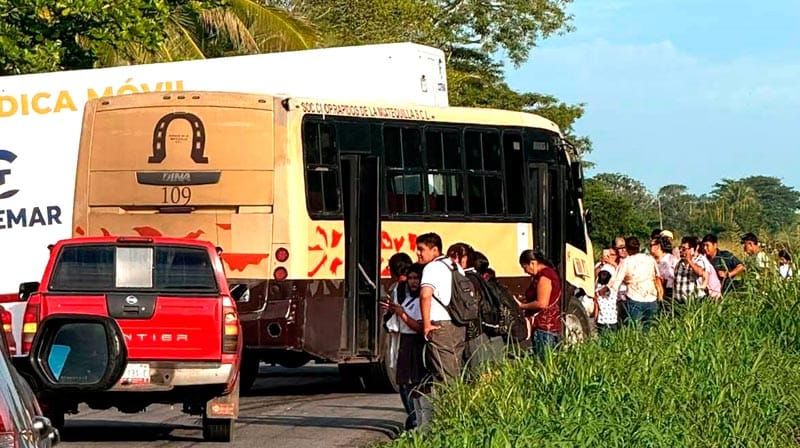 ¡15 PASAJEROS Y ESTUDIANTES GOLPEADOS POR CAMIONAZO!
