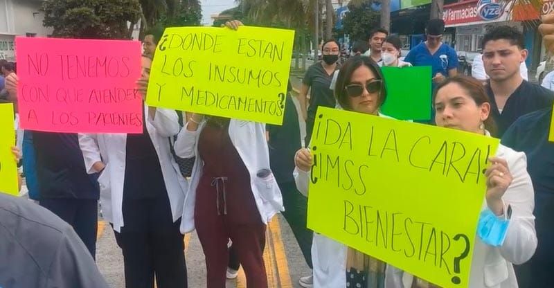 ¡PROTESTAN LOS MÉDICOS! - NO TIENEN NI CURITAS