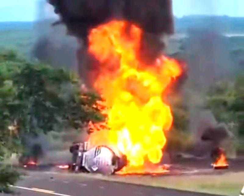 ¡EXPLOTÓ TRÁILER CON 30 MIL LITROS DE GASOLINA!