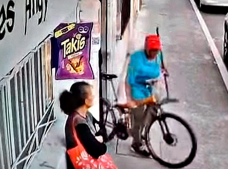 ¡PAREJA DE ABUELITOS SE ROBAN LA BICI DEL VECINO!