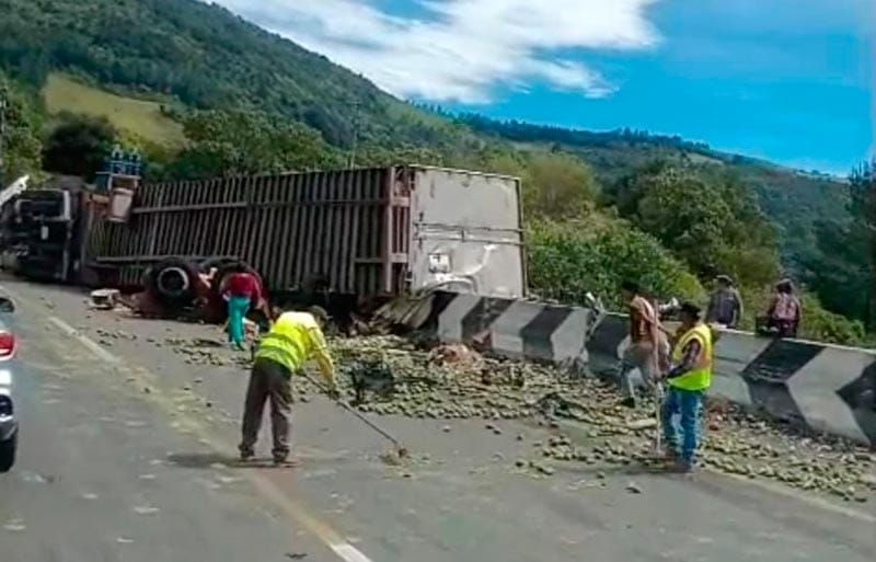 ¡RAPIÑEROS ROBAN TONELADAS DE TUNAS EN TRÁILER VOLCADO!