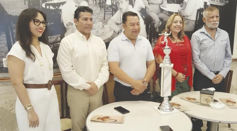 ¡ABOGADOS RINDEN HOMENAJE A GILBERTO FARÍAS CON “CASCARITA” DE FUTBOL!