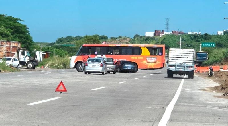 ¡AUTO TERMINA INCRUSTADO EN AUTOBÚS POR UNA VUELTA PROHIBIDA!
