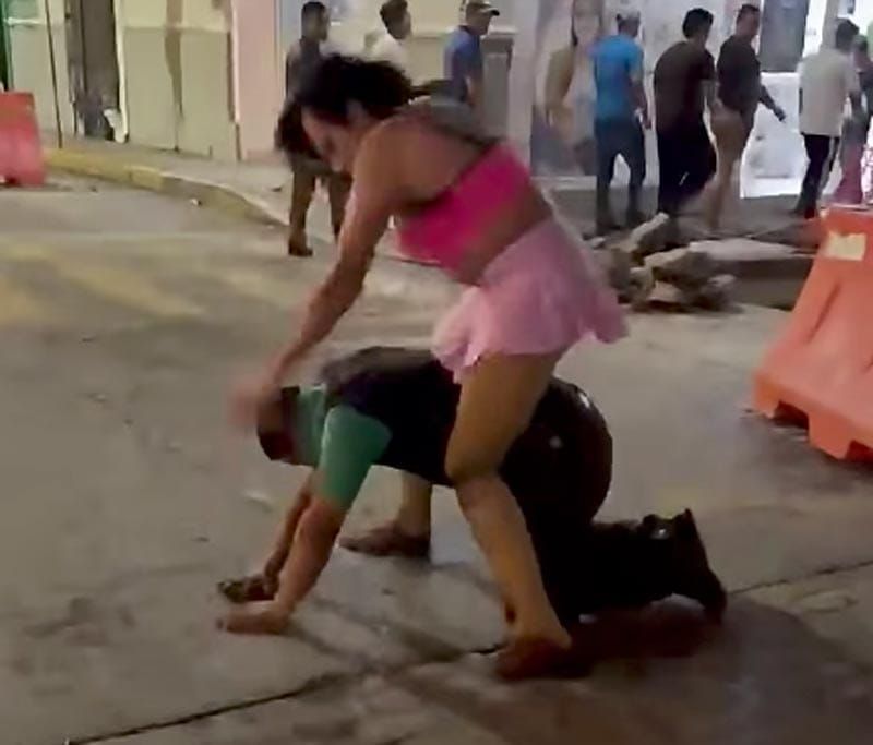 ¡CHICA TRANS LE DA TREMENDA GOLPIZA A SU PAREJA!
