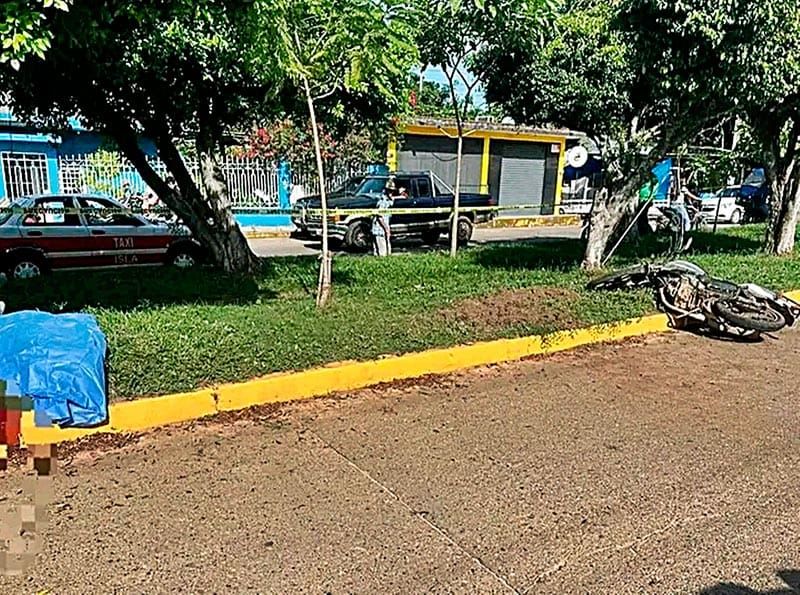 ¡MURIÓ DESNUCADO POR MOTOCICLETAZO!