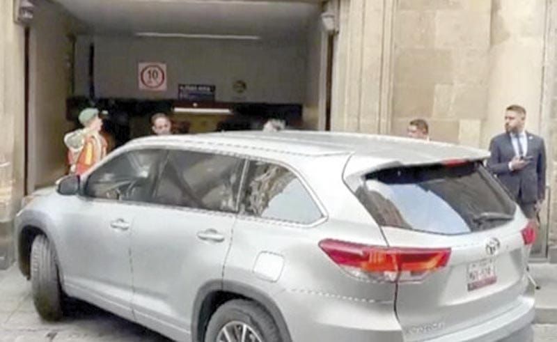 ¡‘NO PASA’, FRENAN POR ERROR CAMIONETA DE ALCALDE!