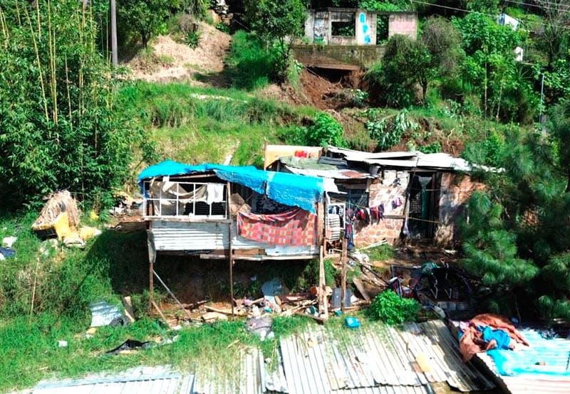 ¡YA NO PUDO SALIR! - *Carlos murió cuando un deslizamiento de tierra derribó parte de su vivienda
