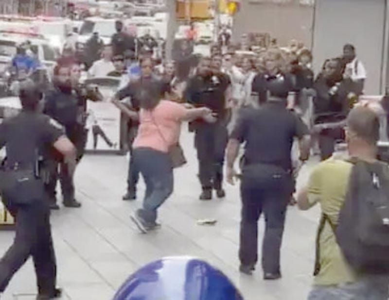¡ABATE POLICÍA A MUJER QUE APUÑALÓ A DOS PERSONAS EN EL TIMES SQUARE!