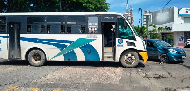 ¡CAMIÓN RUTA “COSTERA” LO DEJÓ ABOLLADO!