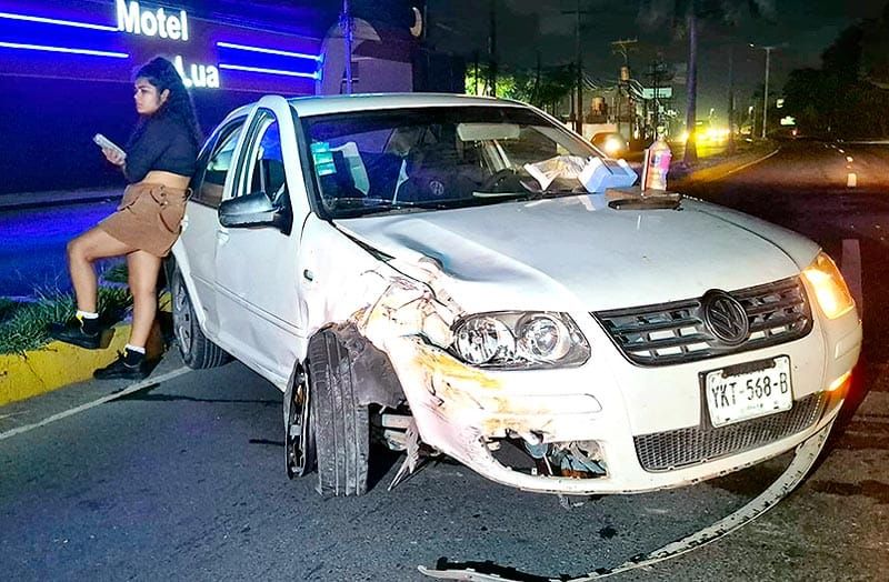 ¡CONDUCTORA SE DUERME Y VUELCA FRENTE AL MOTEL LÚA!