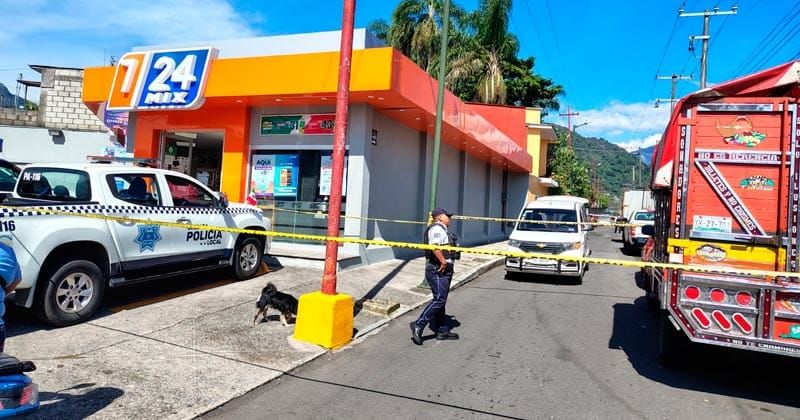 ¡HOMBRE SIN VIDA AFUERA DE TIENDA DE CONVENIENCIA!