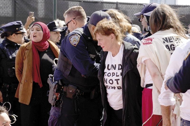 LA POLICÍA DETIENE A UN CENTENAR DE MANIFESTANTES EN FAVOR DE PALESTINA, ENTRE ELLOS A LA ACTRIZ SUSAN SARANDON