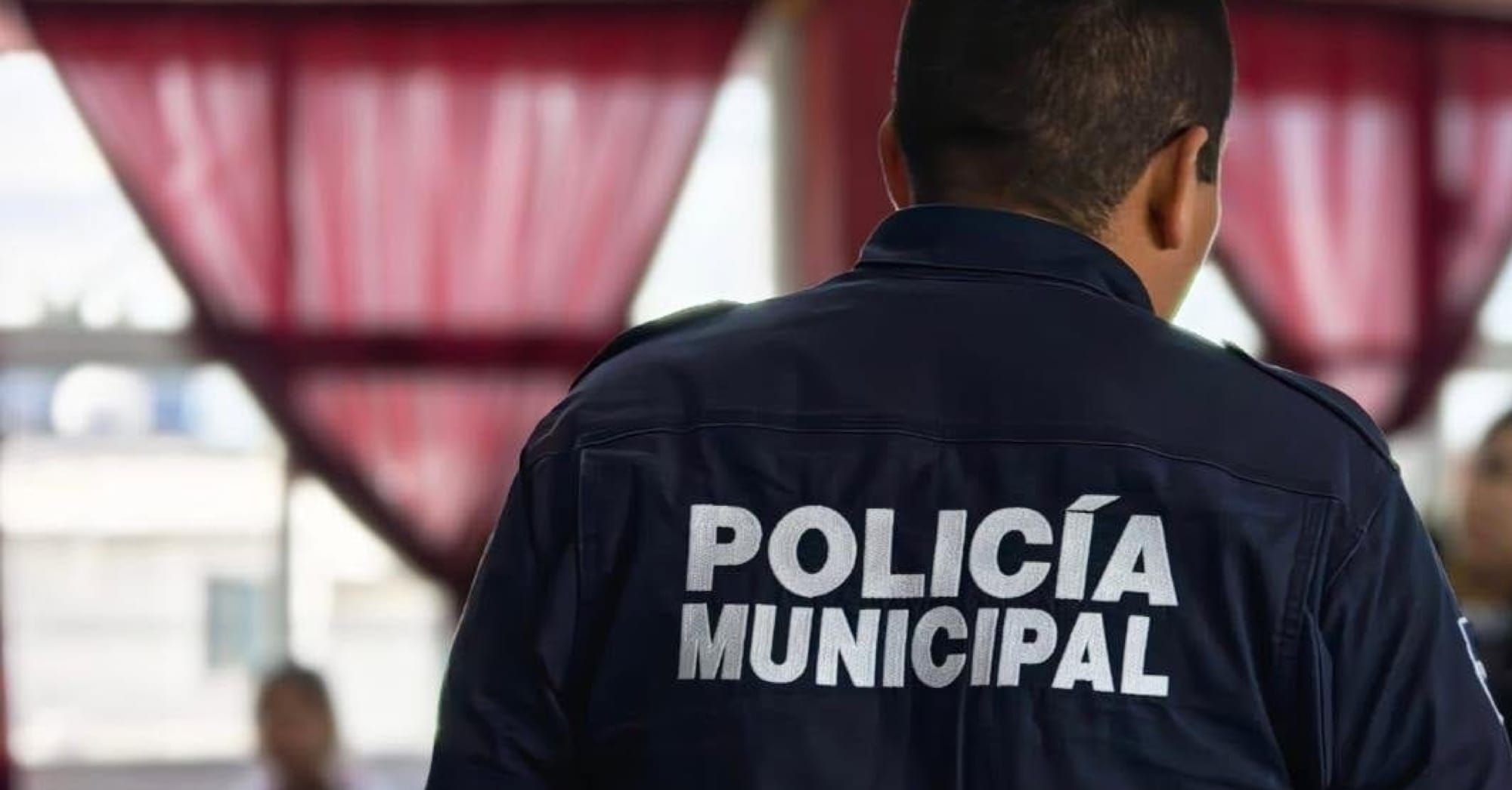 ¡VECINOS VIVEN CON MIEDO POR SUJETO INTOXICADO CON MACHETE!