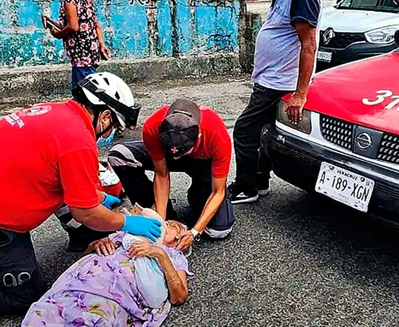 ¡TAXISTA ATROPELLA A DOÑA MARGARITA Y LA DEJA GRAVE!