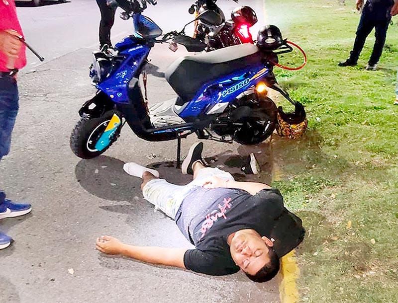 ¡VOLCÓ EN LA MOTONETA Y ACABÓ LESIONADO EN EL PAVIMENTO!
