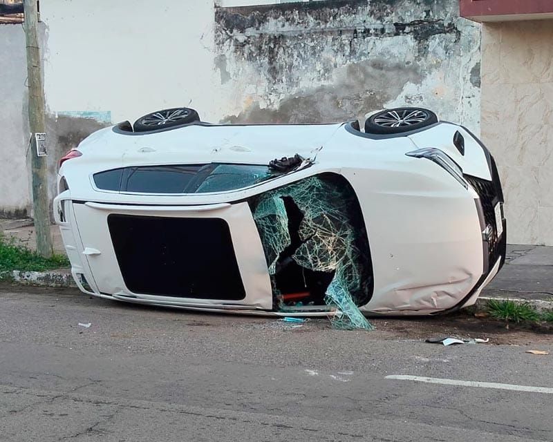 ¡CHUZA DE CAMIONETAS, UNA VOLCÓ!