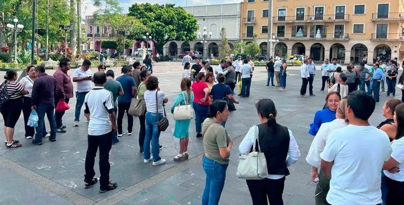 ¡“HERMANO DE LUCHA”! - *Maestros y familiares lloraron frente al Palacio Municipal encabezados por su suplente Ángel Etiem Jiménez