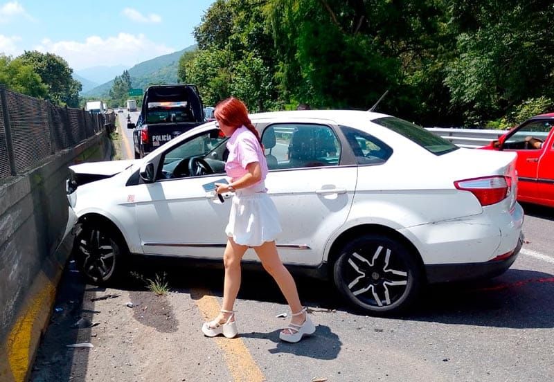 ¡JOVEN CONDUCTORA SE IMPACTÓ CONTRA MURO DE LA AUTOPISTA!